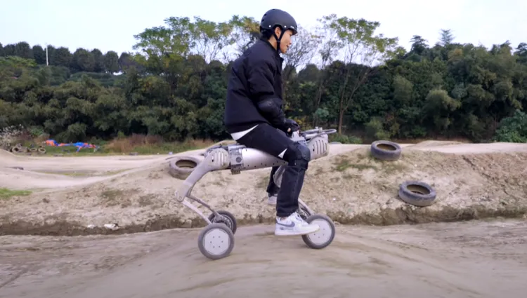 Unitree B2-W機器狗聲稱能載著一名成年亞洲人行走。翻攝Youtube/UniTree