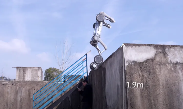 Unitree B2-W機器狗聲稱可以根據地形，自行改變姿勢，以達成平衡。翻攝Youtube/UniTree