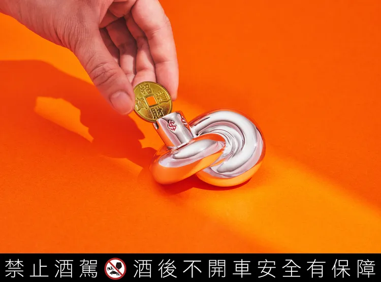 將象徵財富的錢母放入「咬錢蛇」口中，寓意財源廣進、富貴滿堂。業者提供