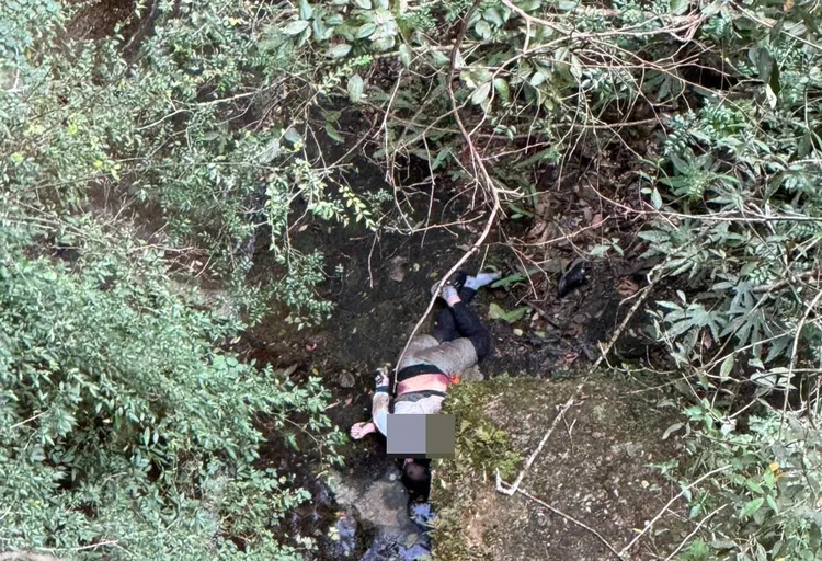 搜救人員發現山崖下的遺體。新竹縣消防局提供