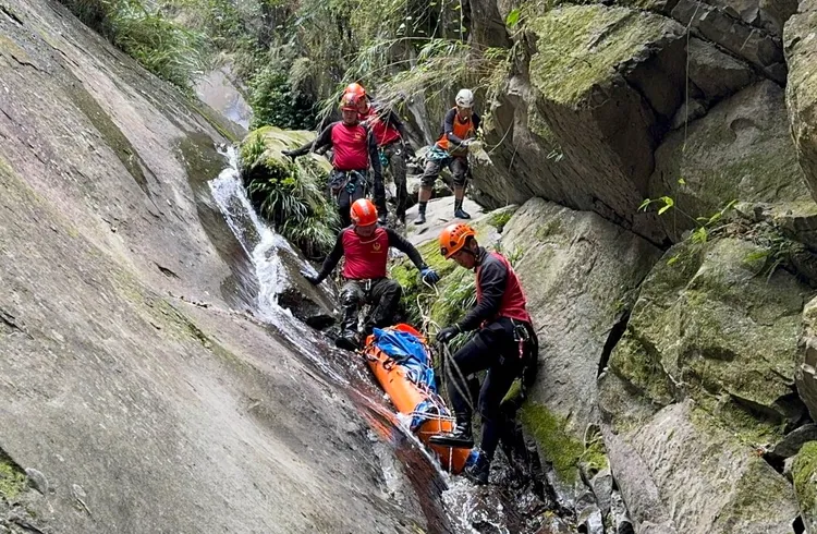 搜救人員運送遺體下山。新竹縣消防局提供