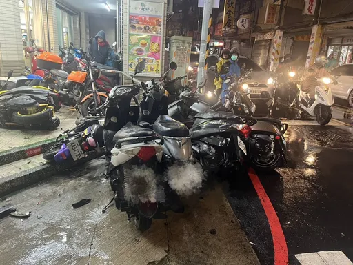 桃園賓士男4小時內連2撞 這下賠慘了!18輛汽機車毀損