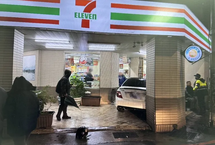 車輛撞進超商門口。桃園警分局提供