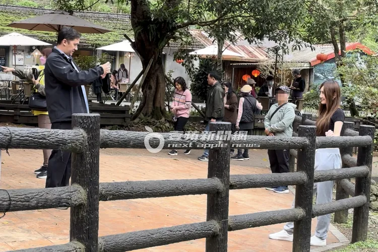 萬海富四代小開（左）貼心幫女友翁滋蔓拍美照。特勤中心攝