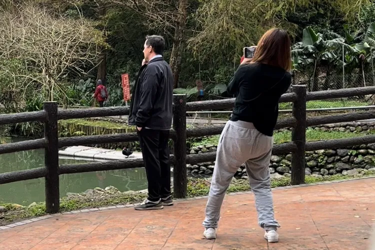 翁滋蔓（右）趁混血男友在講電話，悄悄幫他拍帥照。特勤中心攝