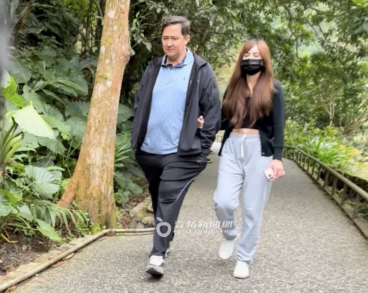 翁滋蔓（右）挽著富四代的手散步。特勤中心攝