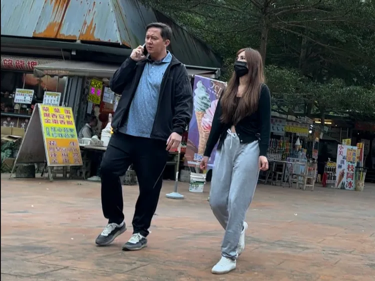 翁滋蔓（右）上完洗手間默默等男友講電話。特勤中心攝