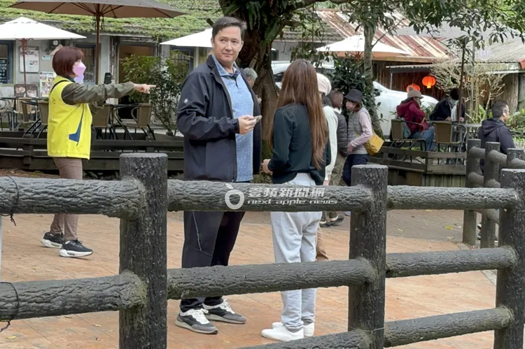 翁滋蔓（右）和男友到宜蘭約會，左顧右盼十分警戒。特勤中心攝