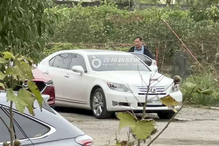 翁滋蔓搭乘混血男友的600萬豪車遊車河。特勤中心攝