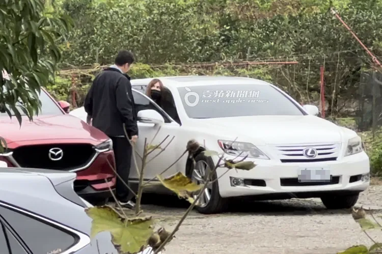 萬海航運富四代小開幫翁滋蔓開車門上車。特勤中心攝
