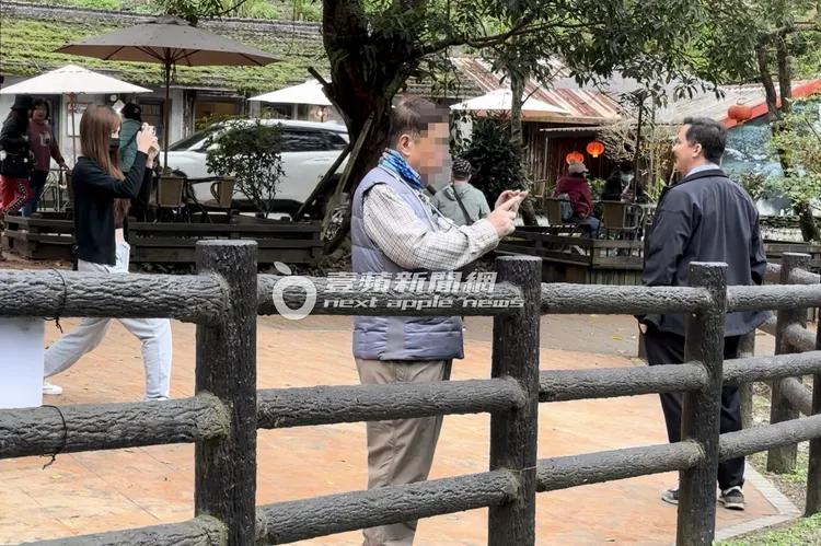 換翁滋蔓（左）幫男友掌鏡拍照。特勤中心攝