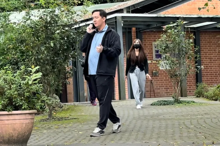 翁滋蔓（右）上完廁所去找混血男友會合。特勤中心攝