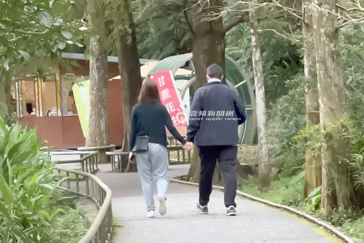 翁滋蔓（左）跟混血男友十指緊扣踏青。特勤中心攝