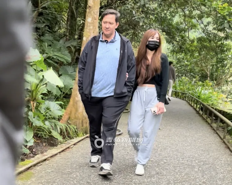 翁滋蔓牽著男友欣賞生態美景。特勤中心攝