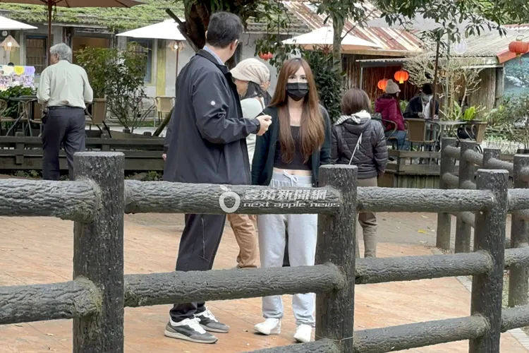 翁滋蔓察看四周有無異狀。特勤中心攝