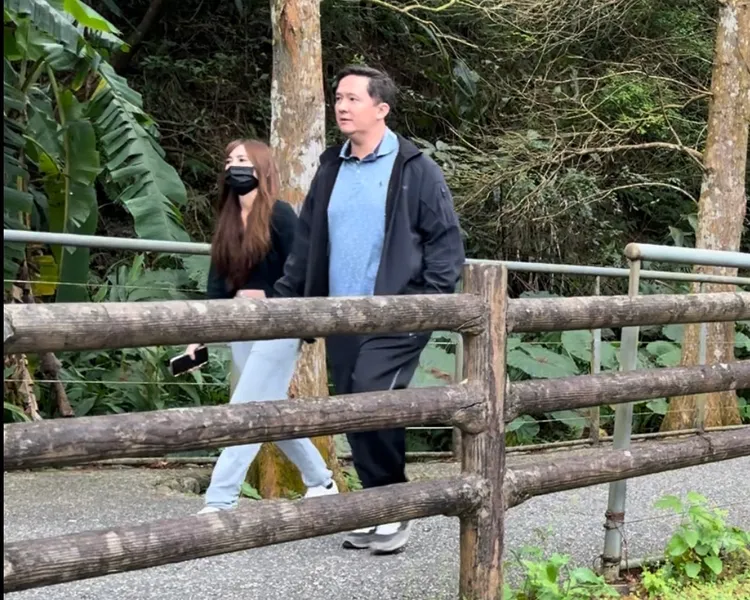 翁滋蔓（左）緊牽男友過橋。特勤中心攝