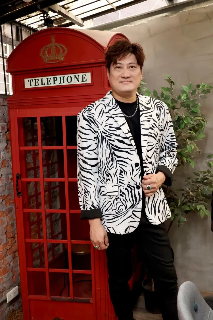 楊哲聽聞江蕙有望明年下半年在高雄巨蛋「開麥」復出，他自告奮勇，想報名江蕙的暖場歌手。莊宗達攝