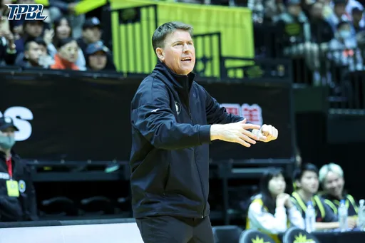 夢想家教頭比賽到一半氣到比中指 遭重罰「帶給社會大眾錯誤示範」