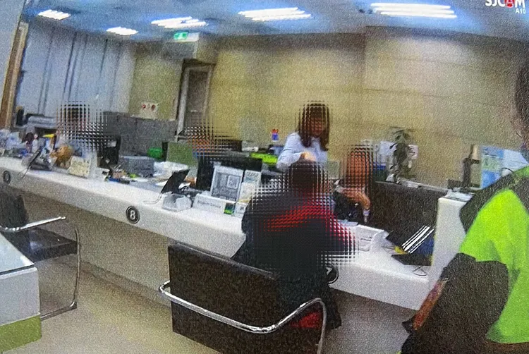 行員與警方攔阻詐騙。警方提供