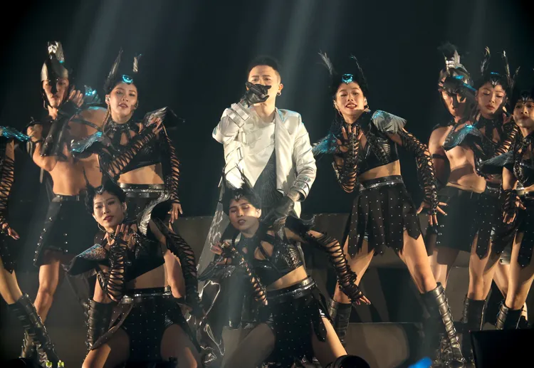 蕭秉治帶著羅馬戰士舞者震撼開場，氣勢滂沱！攝影中心攝