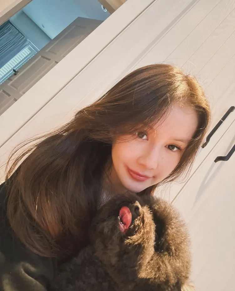 蕭秉治穩交8年女友「小周慧敏」Tracy陪著蕭秉治父母神隱台下支持。翻攝IG