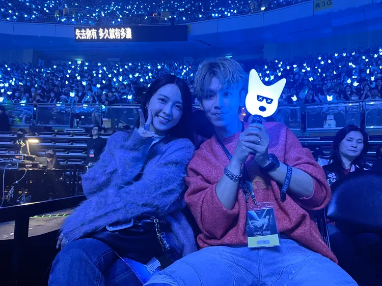 鼓鼓（右）帶著未婚妻大元來挺好兄弟開唱。王郁惠攝