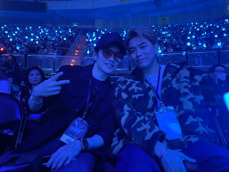 Energy牛奶（左）與阿弟一起來看蕭秉治演唱會。王郁惠攝