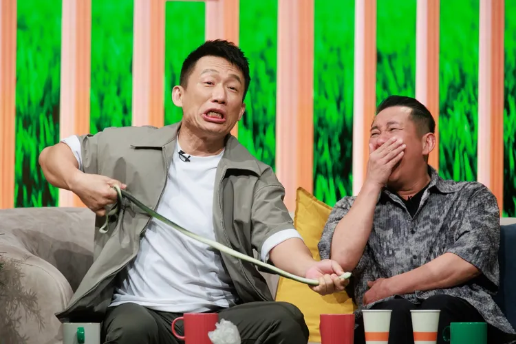 郭子乾現場演繹殺蛇，笑翻現場。民視提供
