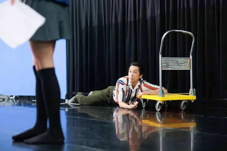 郭子乾（陳漢典飾）浮誇表演路人，讓副導不得不停止排練。民視提供