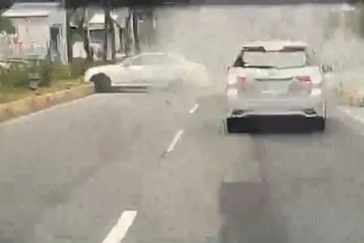 王男駕車失控撞中央分隔島。翻攝畫面