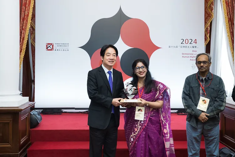 頒獎給本屆得主孟加拉「奧迪卡人權基金會」（Odhikar）。總統府提供