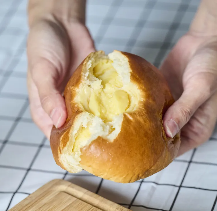 ▲ 選用高品質的瑞穗鮮乳與蛋黃製作出奶香濃郁的卡士達內餡。