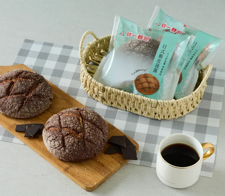 ▲ 統一麵包【日式脆皮菠蘿】烘烤後散發出濃郁的可可香氣，表皮酥脆中帶Q彈柔軟麵包體的驚喜。