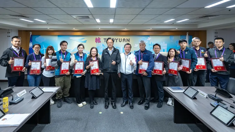 張善政表揚度廉潔楷模。桃園市府提供