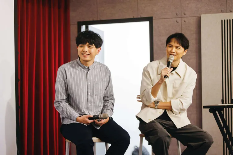 楊肅浩聽歌會與製作人之一的陳建瑋分享錄音歷程。圖／典選音樂提供