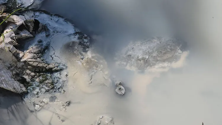 溪水呈現乳白色。江和樹提供