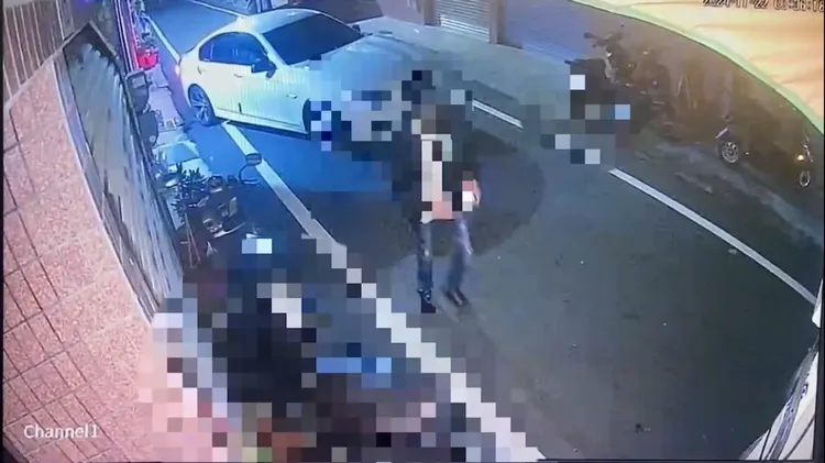 歹徒行凶後各自離開現場。翻攝照片