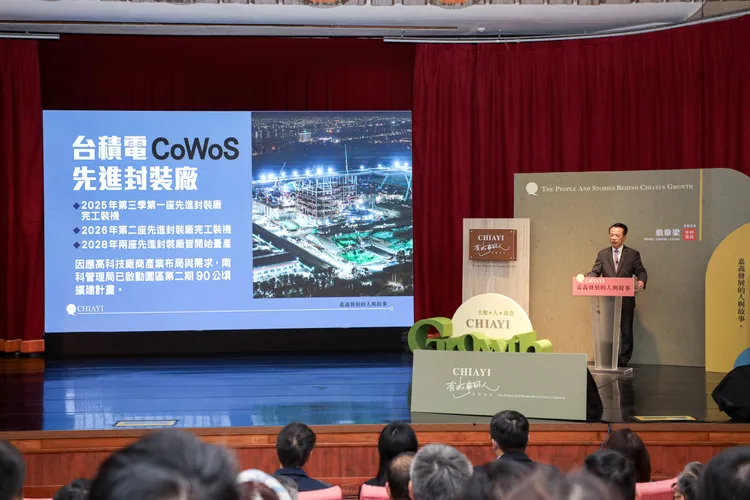 翁章梁說，台積電先進封裝廠工地燈火通明，是黑夜裡的光明與希望。嘉縣府提供