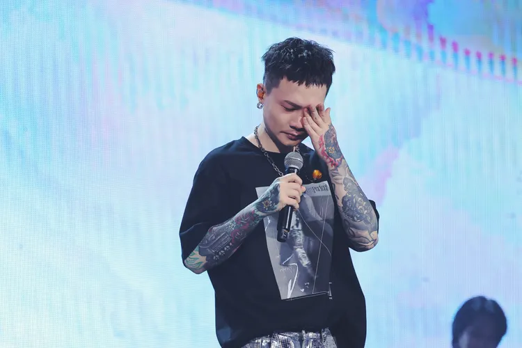 蕭秉治在昨晚演唱會尾聲爆哭感謝女友Tracy。圖／相信音樂提供