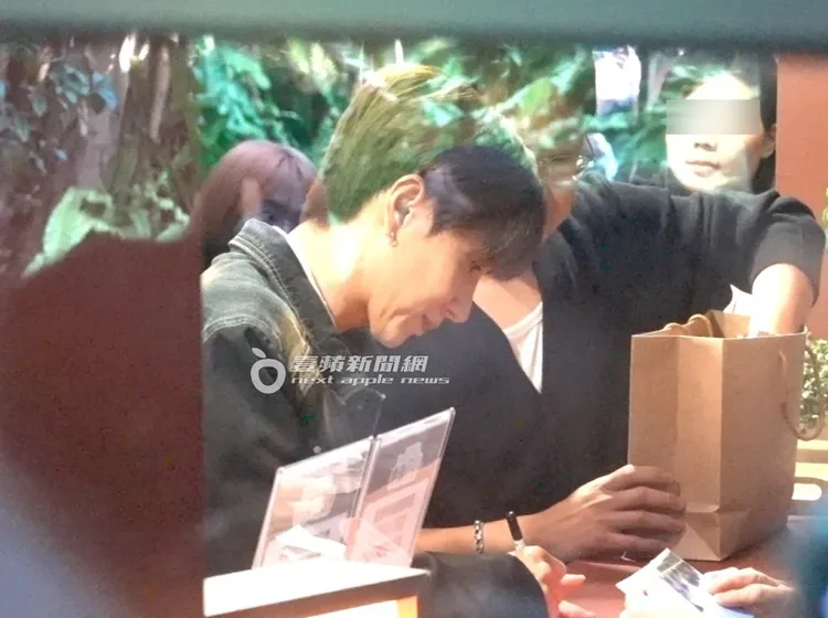 SJ隊長利特在華山文創園區的客家廚房快閃店幫粉絲簽名。特勤中心攝