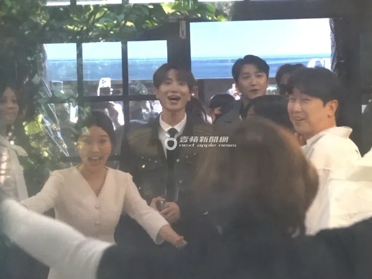 利特（中）和江宏傑、YouTuber韓國女生Judy，在客家廚房快閃店跟粉絲互動。特勤中心攝