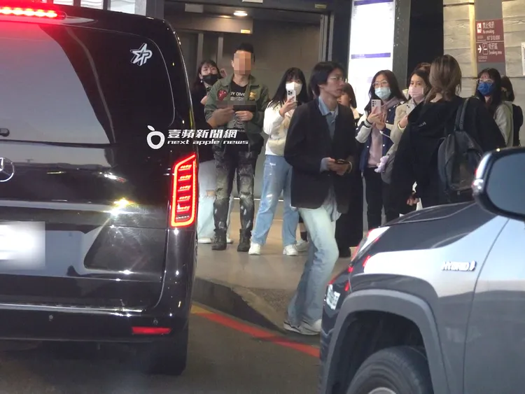 SJ隊長利特座車直奔桃園機場，10位消息靈通的真愛粉，在出境大廳準備送機。特勤中心攝