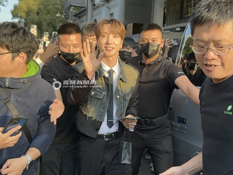 SJ隊長利特（中）收下粉絲送的禮物、卡片，讓「老婆」們為之瘋狂。特勤中心攝