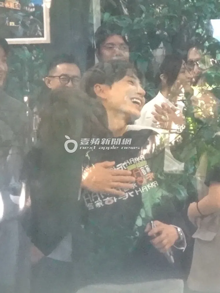 SJ隊長利特（中）在華山園區內的客家廚房快閃店跟工作人員開心擁抱。特勤中心攝