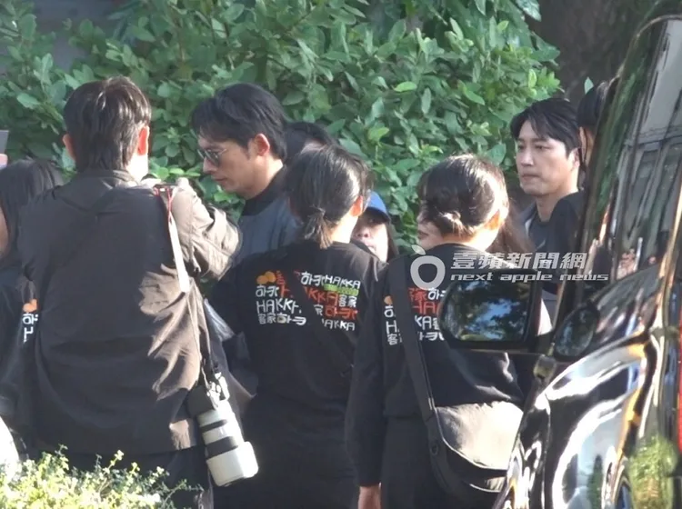 利特下車被200位粉絲包圍，與李元日、温昇豪、江宏傑，一起走入客家廚房快閃店。特勤中心攝