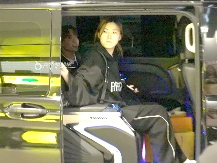 SJ隊長利特在車上等候班機，卻因韓國機場下雪，被迫取消航班。特勤中心攝