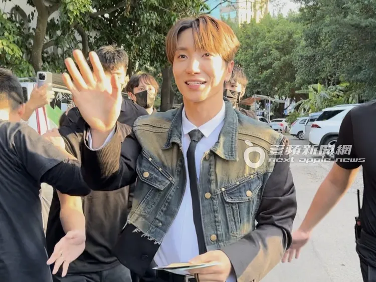 利特收下禮物、卡片，跟粉絲們揮手。特勤中心攝