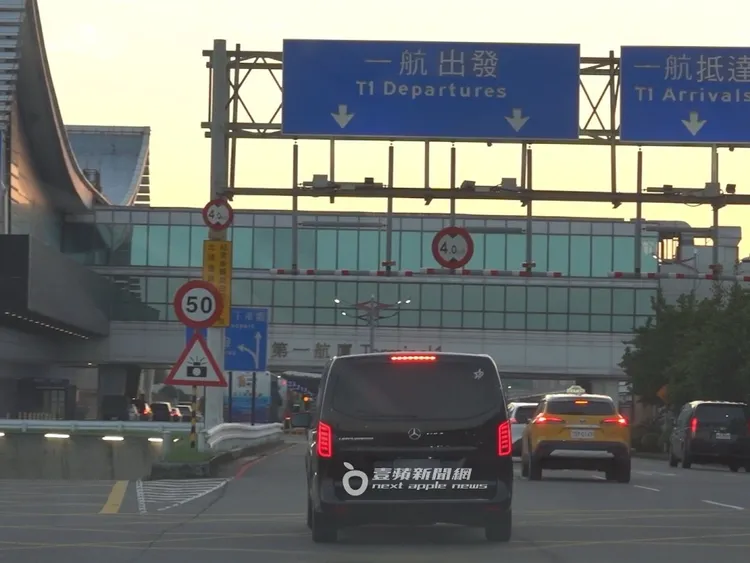 利特在機場等了1小時，才原車駛離桃園機場。特勤中心攝
