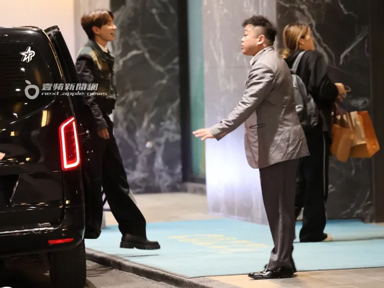 保母車載利特跟隨行女助理，到桃園中壢四星級酒店和逸飯店下車。特勤中心攝