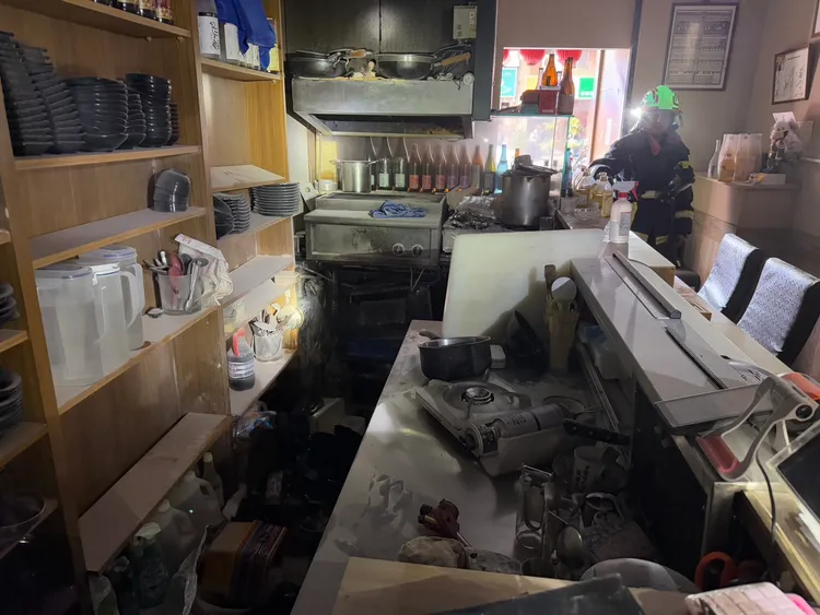 台中市一家居酒屋發生氣爆，現場一片凌亂。民眾提供